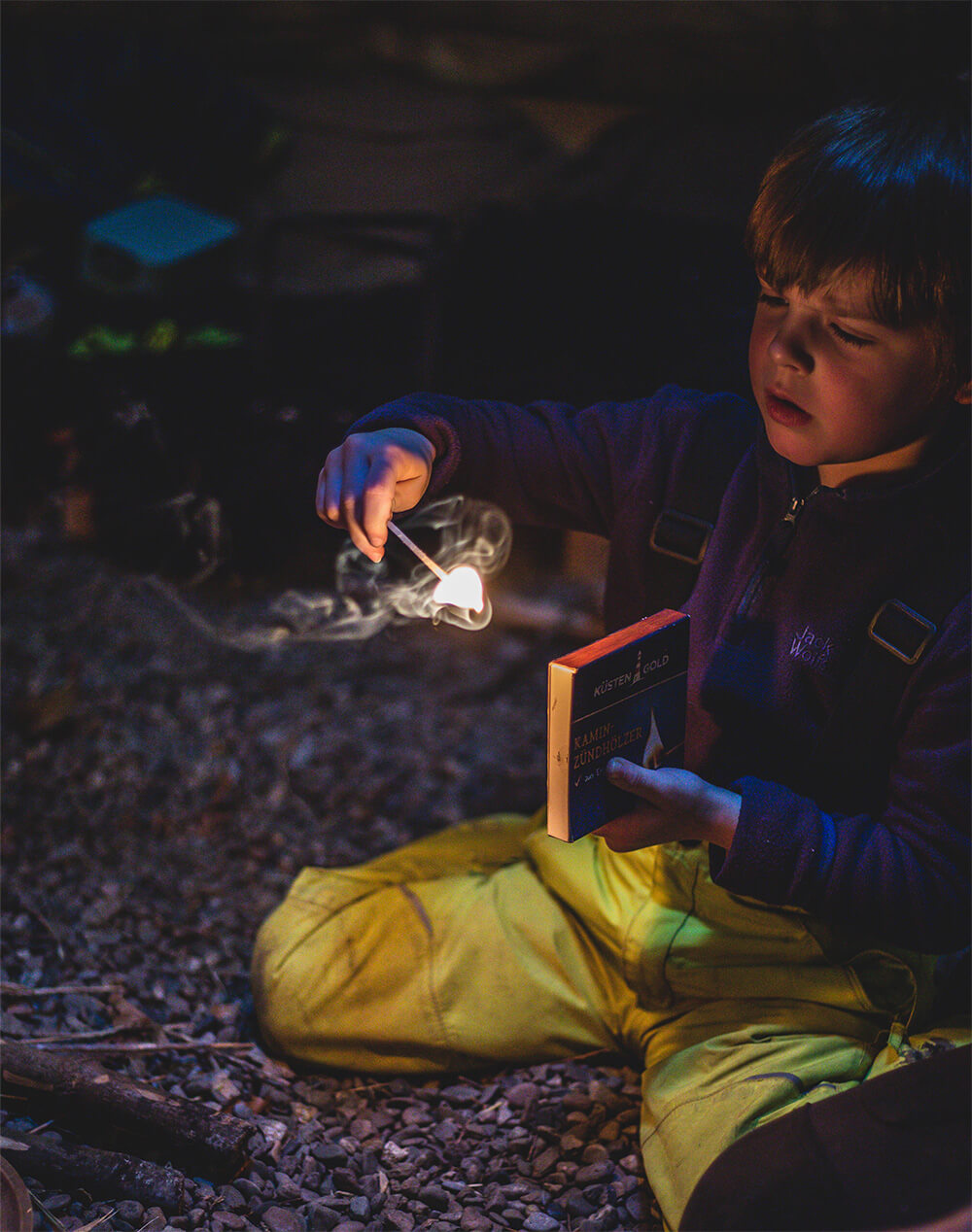 Kind entzündet Feuer im Waldkindergarten